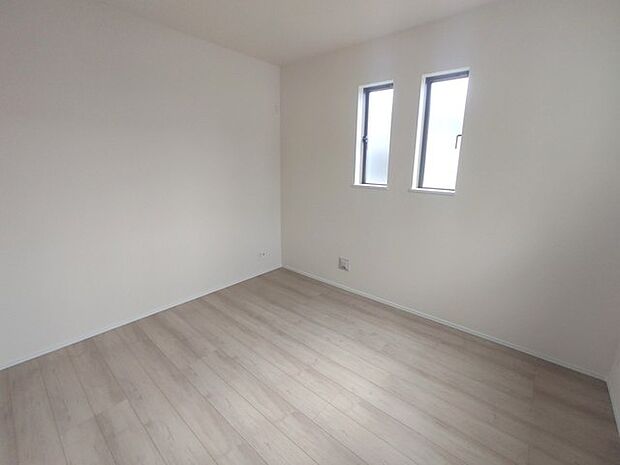 今からここを誰のお部屋にしようか、そんな洋室。大きさは5.25帖です。