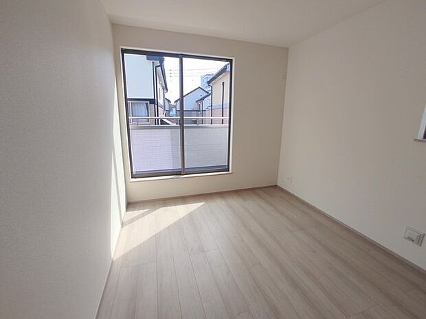 たっぷりの陽光に包まれる明るい住まいが、ここにあります。