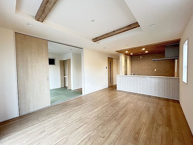 天井高を高くするための一工夫、折り上げ天井。開放感に包まれます。 