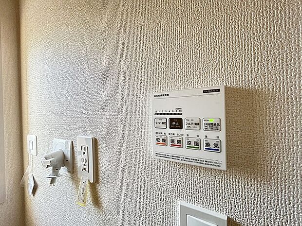 空気もこもらず、いつもクリーンな浴室乾燥機付。 