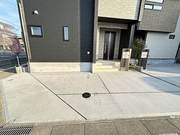 季節のお花を少し楽しむのにちょうどいいサイズのお庭です。  