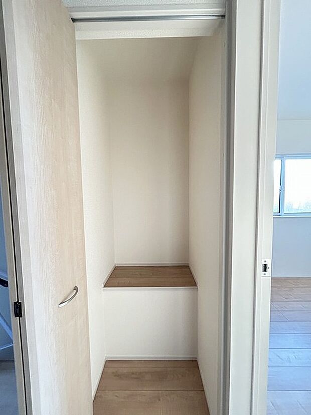 さっと物がしまえる共用部分の収納、新生活で大活躍するでしょう。 