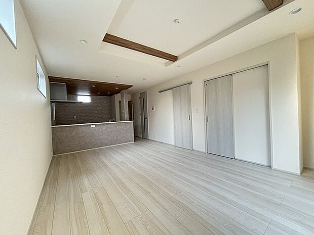 リビング空間とダイニング空間とか使い分けやすい間取り配置。対面式でキッチン立つ人の視界も良好です。 