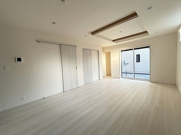 日当たりのいいリビングは心地よく、落ち着いて暮らせます。 