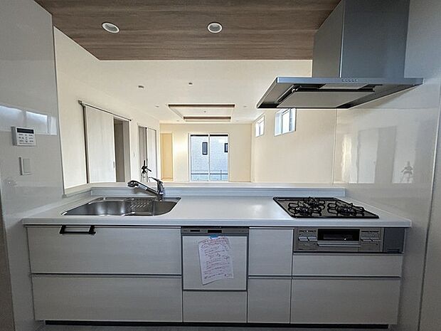 リビングで遊ぶお子様を見守りながらお料理ができる、対面キッチン。 