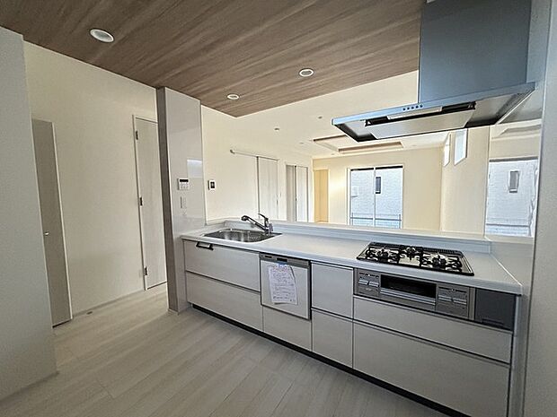 料理をしながらでも、ご家族との会話を楽しめる対面キッチン。お料理を効率的に、楽しく。あったらいいなをかなえてくれるシステムキッチン。 