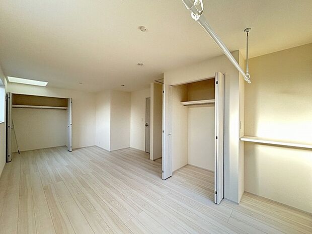 将来は間仕切りで。洋間二部屋分に対応可能な洋室。 