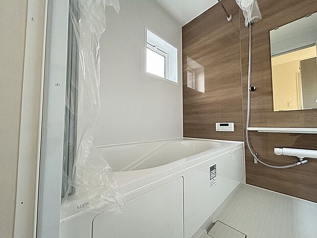 浴室は湿気がたまりやすく、換気扇だけでは心配。窓をあければお風呂がカラっと乾きます。 