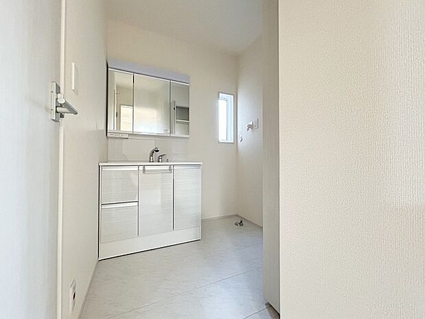 ゆとりの洗面スペースで、朝の身支度もスムーズに。 