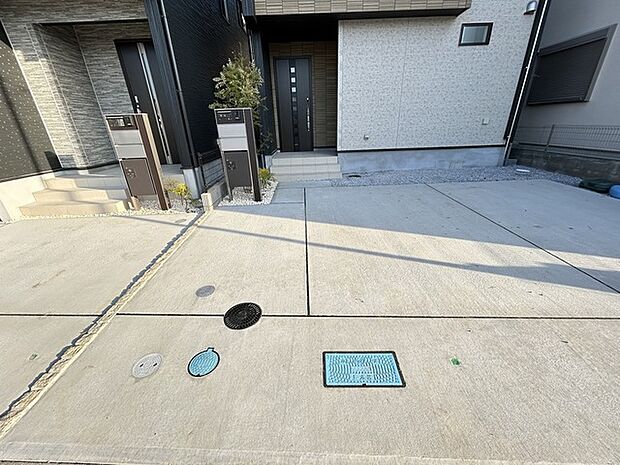 並列2台駐車可能な、ゆとりのカースペースがここに。 