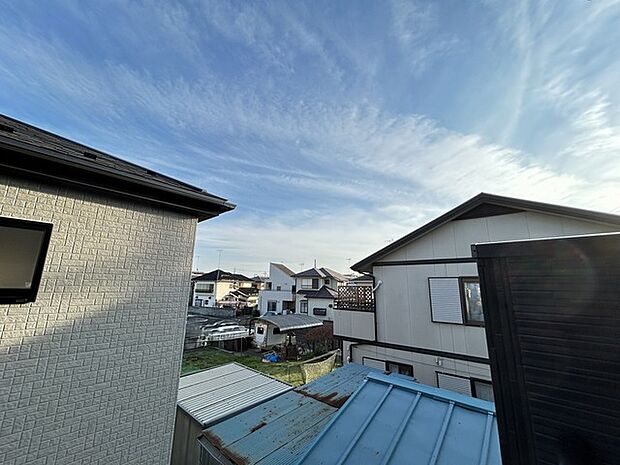 主に二階建てが中心の住宅街。近隣の屋根を高さを見ても、こちらの家と同じくらい。 