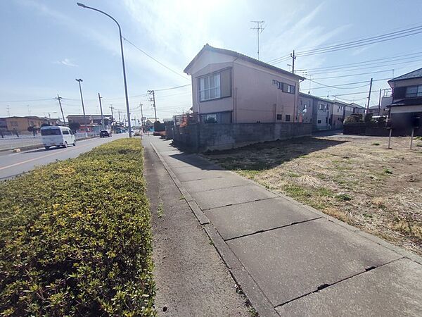 土地を見て、間取りが気になりましたら、すぐに図面を引ける設計士さんをご紹介することも出来ます。ご相談ください。