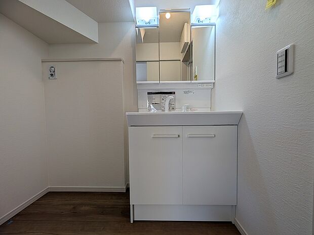 たっぷりの収納を設けたシャワー付洗面台で快適な暮らし。 