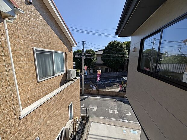 住宅街の中の一戸建て、あたりはほとんど住宅です。 