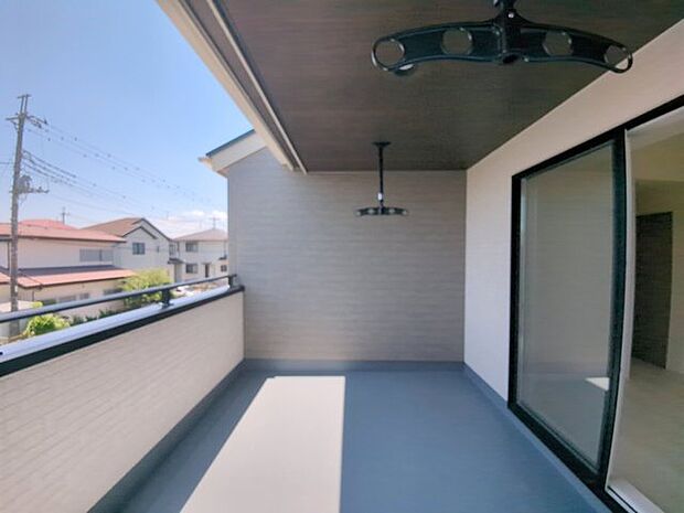 後付けのテラス屋根よりデザイン性にも優れた屋根付きバルコニー。