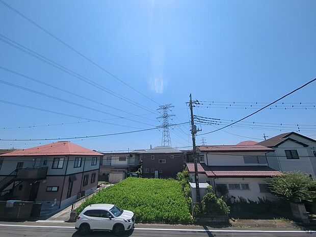 低層住居専用地域ならではのベランダの光景。辺りには高い建物がありません。