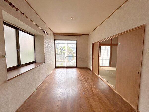 自然素材の温もりが心地よく、穏やかな時が流れるリビング。家族でゆったりと過ごせる空間です。