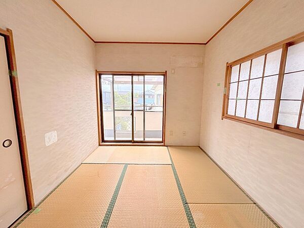 バルコニーからはたっぷりと太陽の光が舞い込みます。