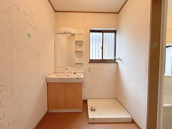 生活用品のレイアウトが見やすい一面鏡タイプの洗面化粧台。