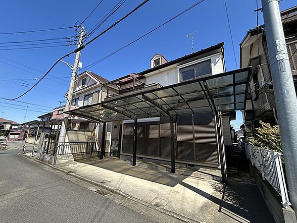 落ち着いた色合いの佇まいが、周囲の静かな環境と調和し、心地よい安らぎを感じさせます。