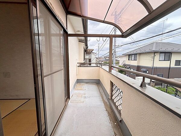 屋根つきバルコニーが暮らしの幅を広げ、天候を気にせず外の空気を感じられる開放的な空間です。
