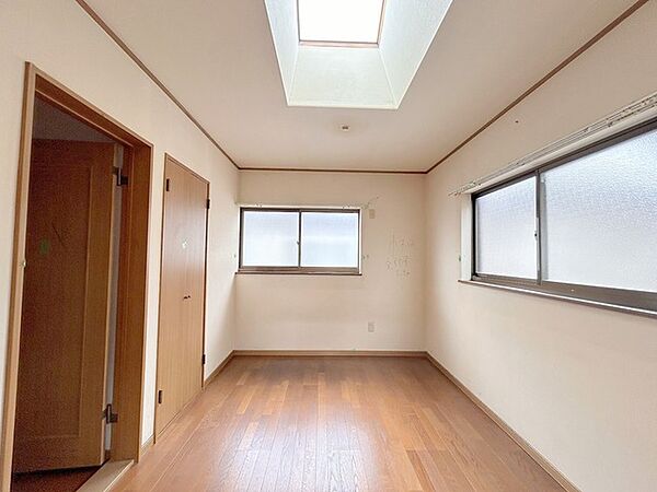 今からここを誰のお部屋にしようか、そんな洋室。大きさは6帖です。