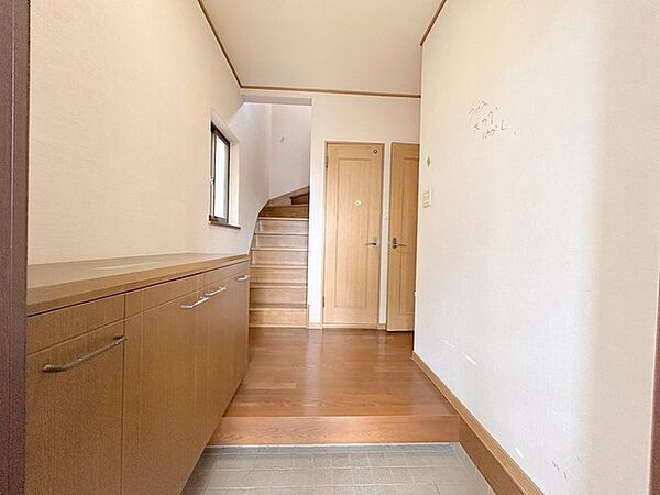 木目のぬくもりを感じる、穏やかな時間が流れる空間。帰宅するたび心からほっとできる場所です。