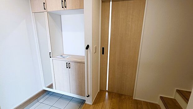 木の温もりと清潔感が調和する、心地よい空間