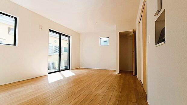 温かな光が床に広がり、心地よい空間が生まれます