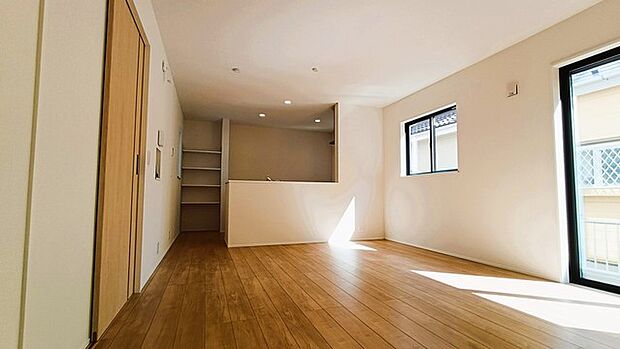 木目の床が心地よい、自然光が優しく広がる空間。