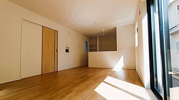 柔らかな光が床に広がる、心地よい空間。