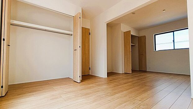 木の温もりが心地よい、広々とした空間。