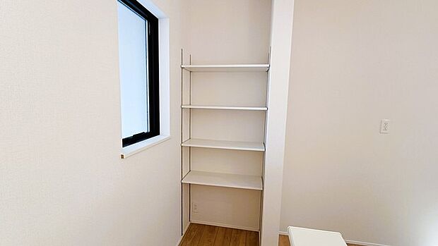 窓辺の空間に、すっきりと整った収納スペースが設えられています。