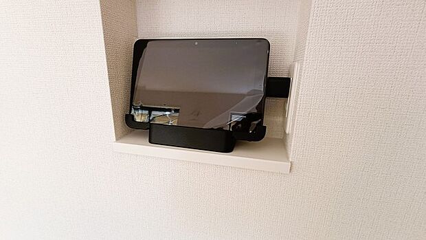 壁のテクスチャが温かみを演出し、落ち着いた空間を創り出します。