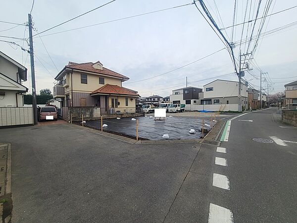 整然とした街並みに、穏やかな日常が息づく。