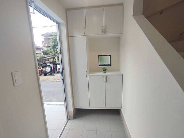 新築の木の匂いのする室内。写真では伝わらないので、ぜひ現地でお確かめください。