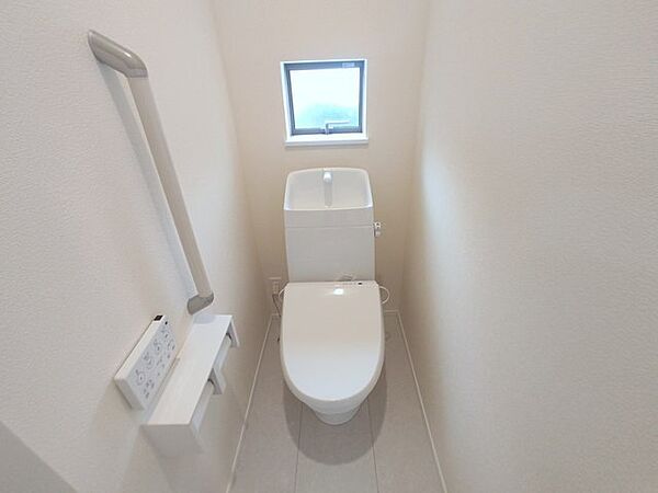 ウォシュレット機能付き。憩いの場としてひそかに注目度の高いお手洗いにもご注目ください。