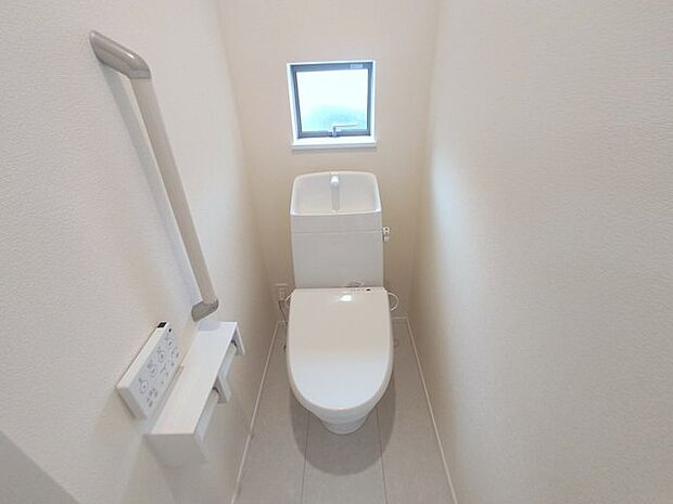 ウォシュレット機能付き。憩いの場としてひそかに注目度の高いお手洗いにもご注目ください。