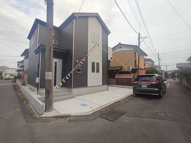 幅員の狭い道ですが、車通りの少ない住宅街に立地してます。