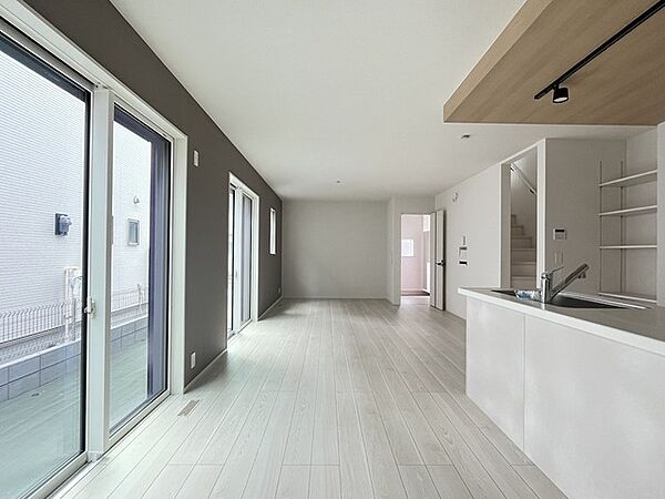 リビング空間とダイニング空間とか使い分けやすい間取り配置。対面式でキッチン立つ人の視界も良好です。