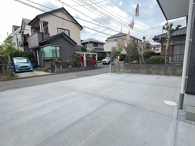 並列2台駐車可能な、ゆとりのカースペースがここに。
