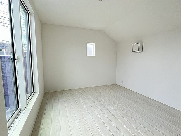 たっぷりの陽光と、心地よい風が舞い込みます。