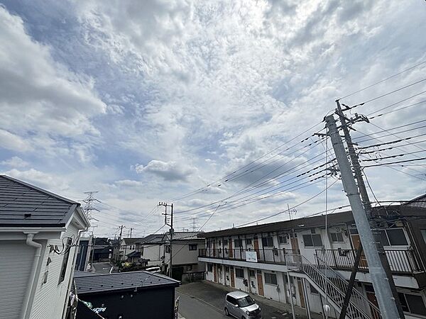 前面の住まいとの距離感があるから、圧迫感を感じません。