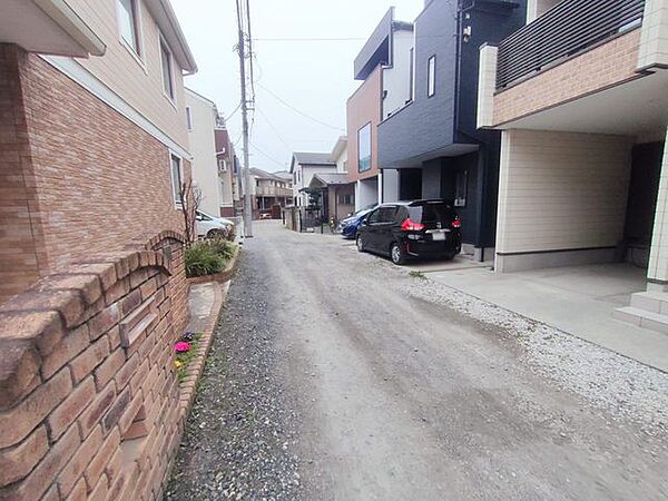 幅員こそやや狭くても、その分交通量が少なくて安心。