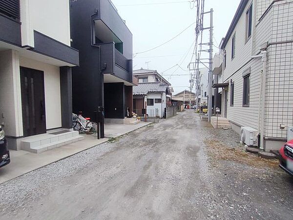 幅員の狭い道ですが、車通りの少ない住宅街に立地してます。