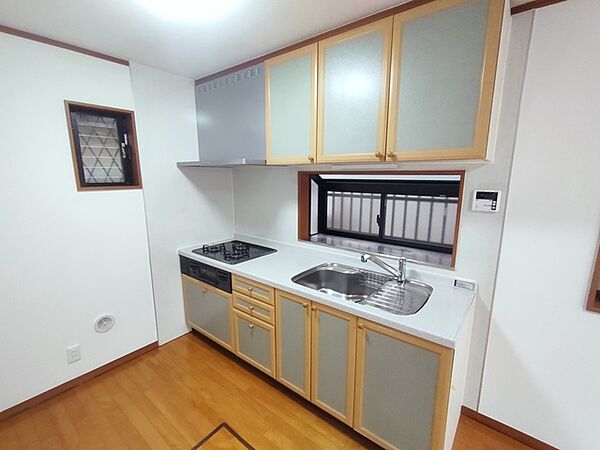 手を伸ばせばそこに収納が。安定した使用感の吊戸棚つきのキッチン空間。