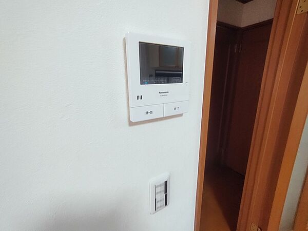 来客がカラーでわかるインターフォン。防犯面においてカメラがあることは嬉しいですね。