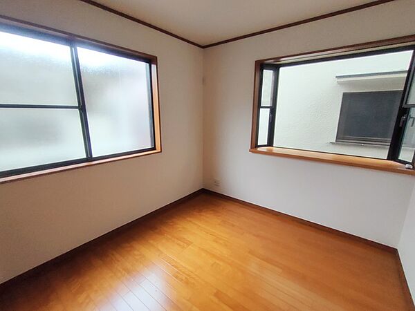 今からここを誰のお部屋にしようか、そんな洋室。大きさは6帖です。