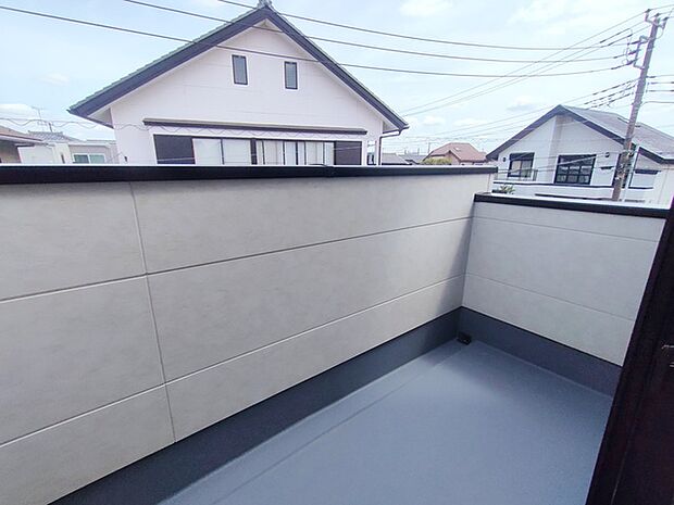 らくらくお洗濯を助ける広いバルコニー。 