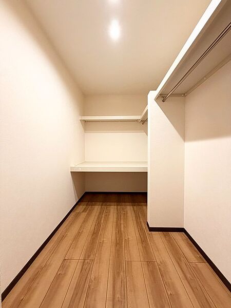 収納上手さんの御用達、大型ウォークインクローゼット。